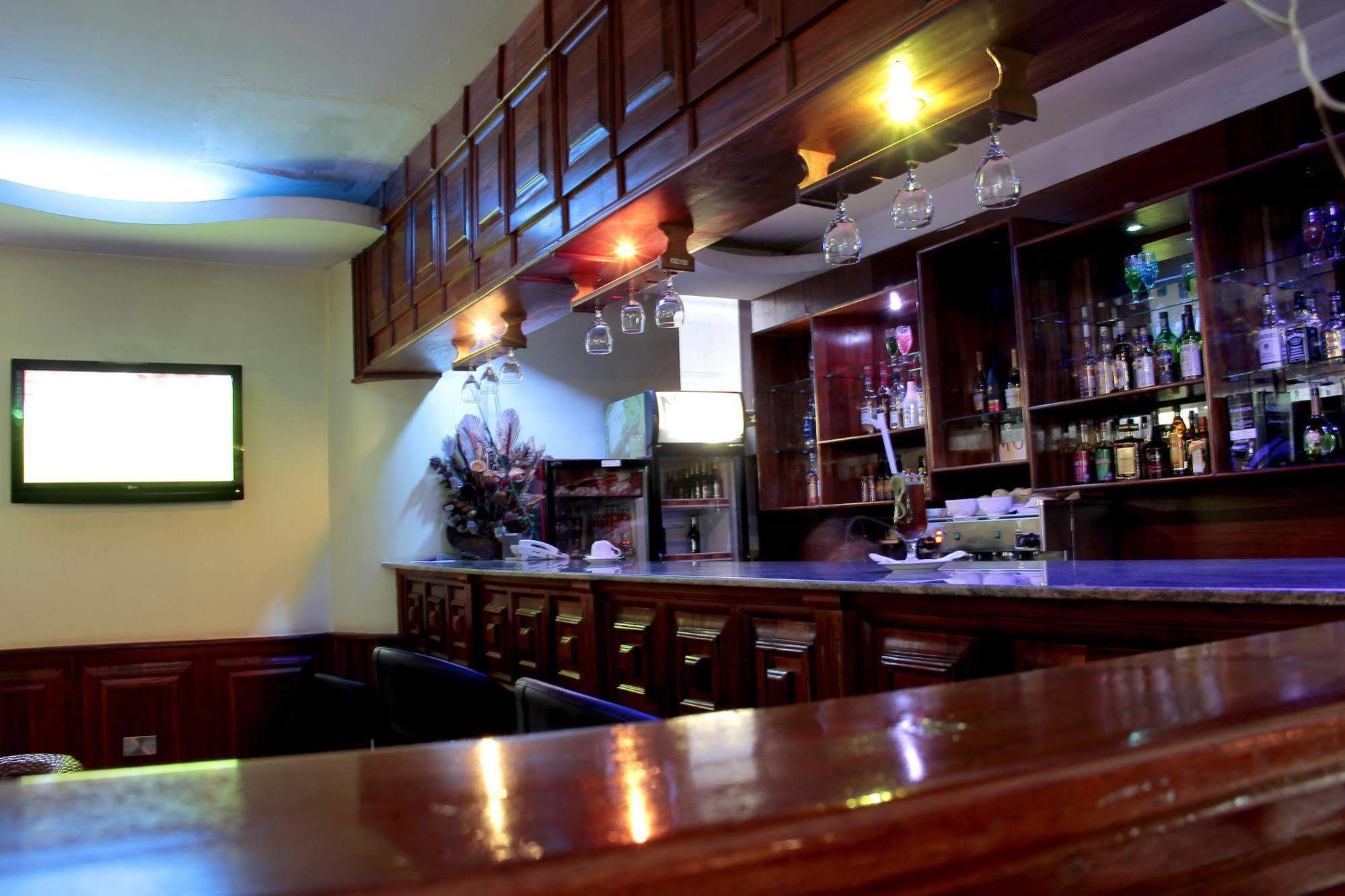 Hotel Sojovalo Kampala Bagian luar foto